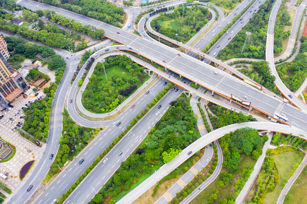 Transporte estrada de tráfego de junção com visão aérea de movimento do veículo por drone
 - Foto, Imagem