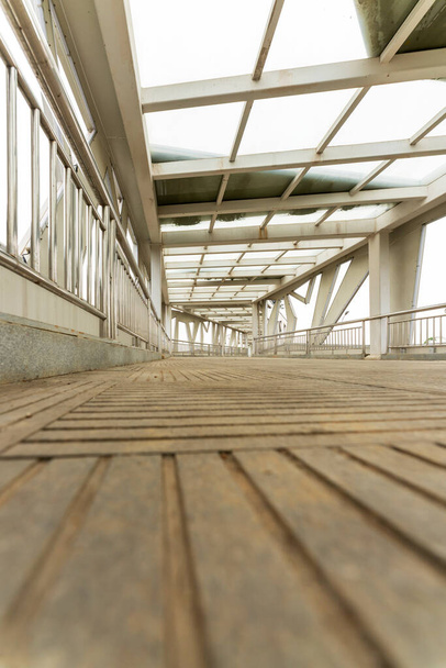 All'interno di un moderno ponte pedonale sopraelevato - Foto, immagini
