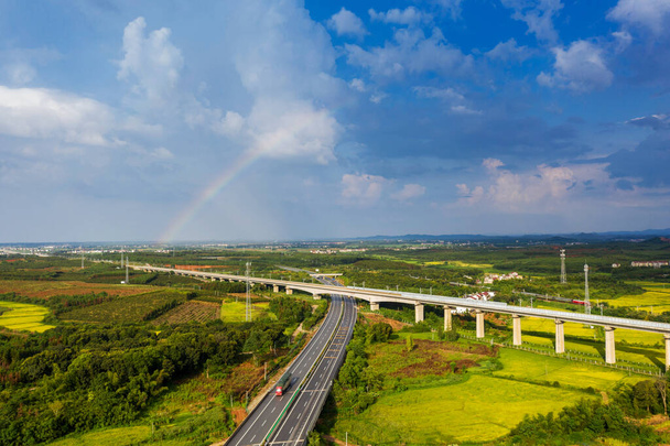 Şehir Viyadük Köprüsü yol manzarasının kuş bakışı hava fotoğrafçılığı - Fotoğraf, Görsel