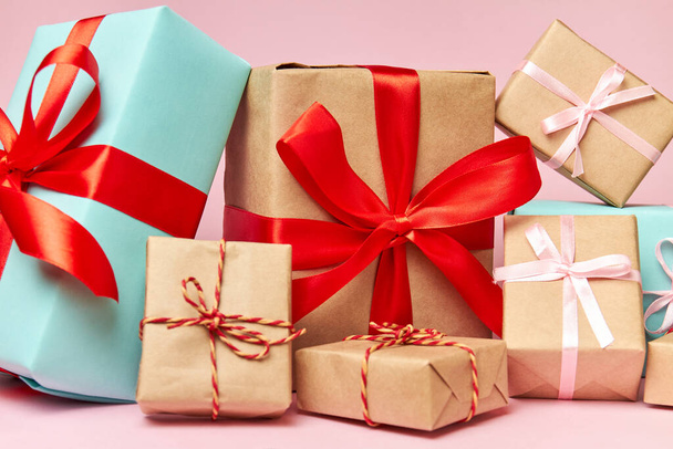 Новорічні або різдвяні подарункові коробки на рожевому тлі. Крупним планом, вибірковий фокус
 - Фото, зображення