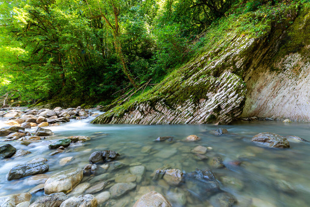 pequeño río tranquilo en un cañón de montaña, escena al aire libre de otoño. - Foto, imagen