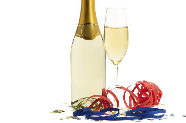 Склянка шампанського з вибухами і конфетті перед пляшкою шампанського
 - Фото, зображення