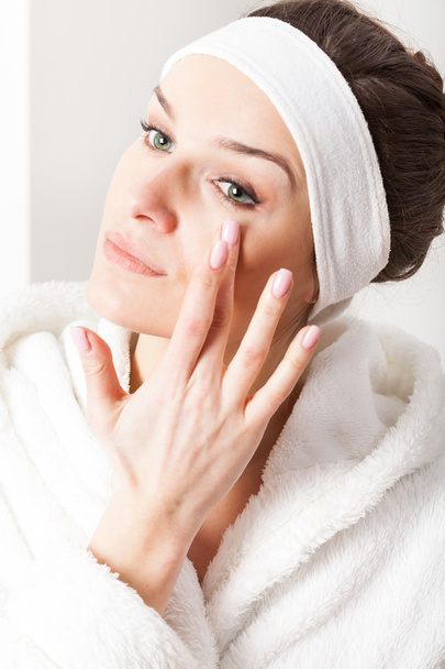Woman applying eye cream - Foto, Imagen