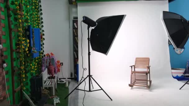 Estudio de fotografía o vídeo con dos luces de estudio hexagonales. Pantalla blanca y silla fija - Metraje, vídeo