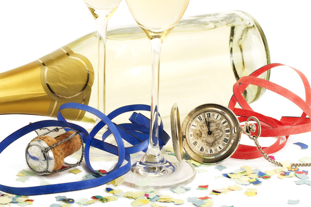 Два келихи з шампанським, старий кишеньковий годинник, стример, пробка і конфетті я
 - Фото, зображення
