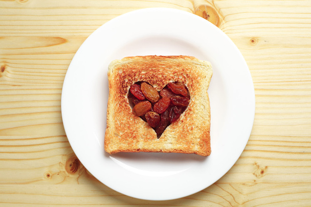 Slice of bread and raisins - Фото, зображення