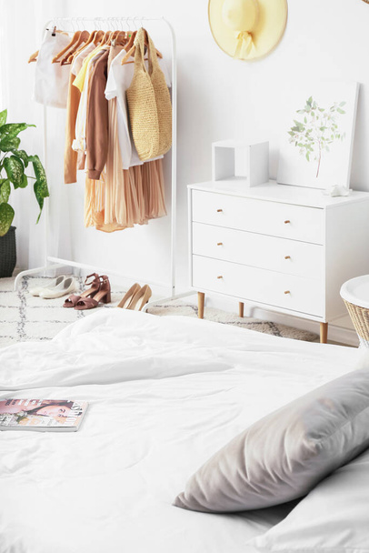 Interno di camera da letto elegante con appendiabiti - Foto, immagini