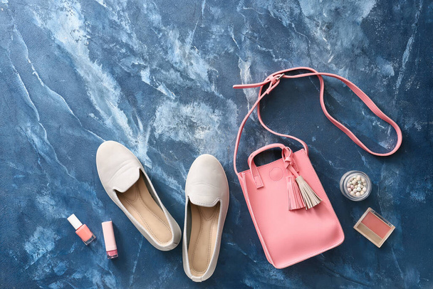 Elegante bolso, cosméticos y zapatos en el fondo de color - Foto, Imagen
