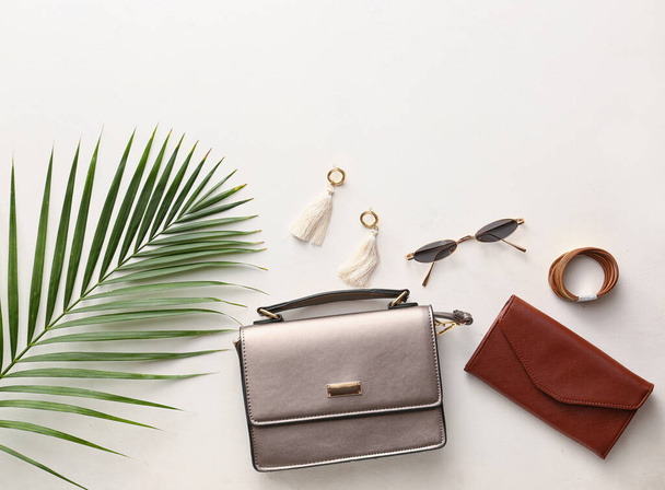 Elegante borsa e accessori su sfondo chiaro - Foto, immagini