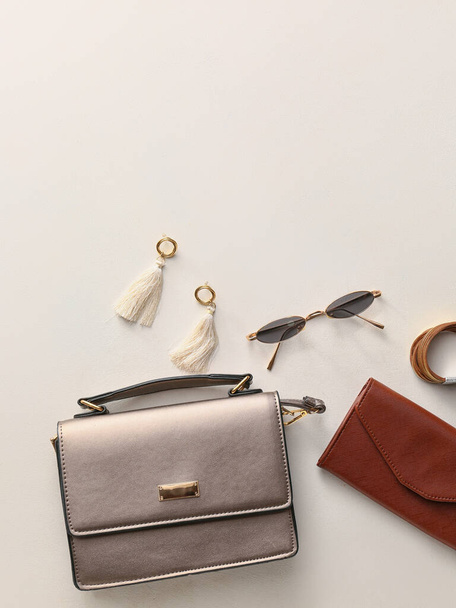 Elegante bolso y accesorios sobre fondo claro - Foto, imagen