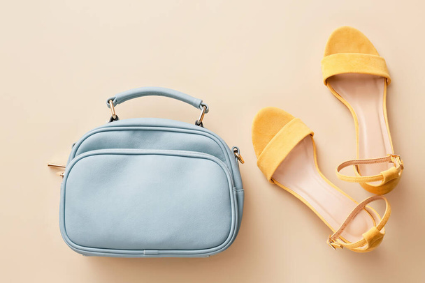Стильная сумка и обувь на цветном фоне - Фото, изображение