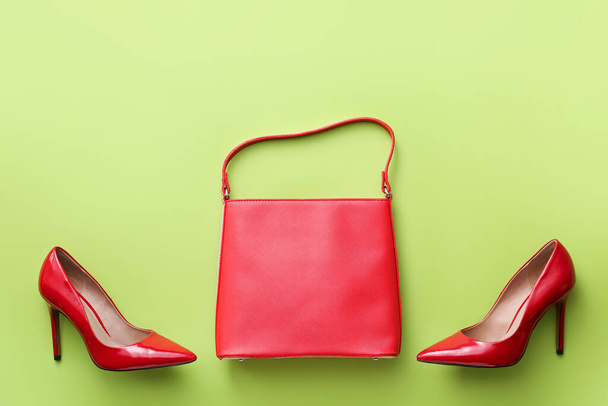 Elegante bolso y zapatos en el fondo de color - Foto, Imagen