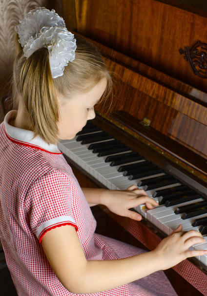 若い女の子はピアノを弾くことを学ぶ - 写真・画像