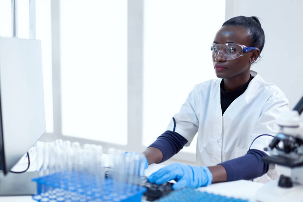 Afrikai kémikus gépelés kapcsolat a vírusvizsgálat - Fotó, kép