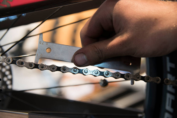 taller de reparación de bicicletas o bicicletas, la fijación de un neumático pinchado y frenos - Foto, Imagen