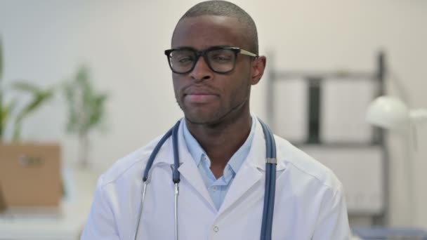 No da parte del medico africano negazione e restrizione in clinica - Filmati, video