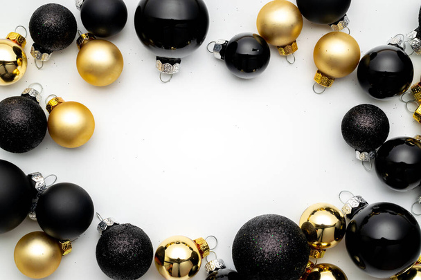 Kerst achtergrond. Gouden kerstballen decoratie op witte achtergrond met kopieerruimte. Wintervakantie, Nieuwjaar - Foto, afbeelding
