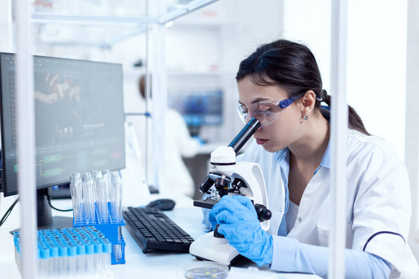 Microbiólogo en laboratorio de investigación haciendo experimentos científicos - Foto, imagen