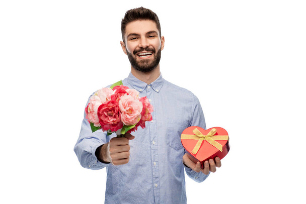 happy man with flowers and valentines day gift - Foto, Bild