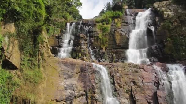 Majestátní vodopád v pohoří Nuwara Elija, Srí Lanka s pohybem kamery odshora dolů - Záběry, video