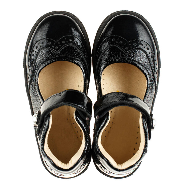 Paire de chaussures de bébé en cuir noir pour fille sur fond blanc. Gros plan. - Photo, image