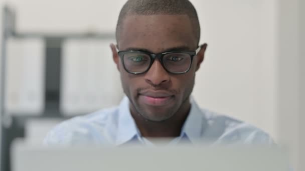Close Up of African Man Fazendo Polegares com Laptop  - Filmagem, Vídeo
