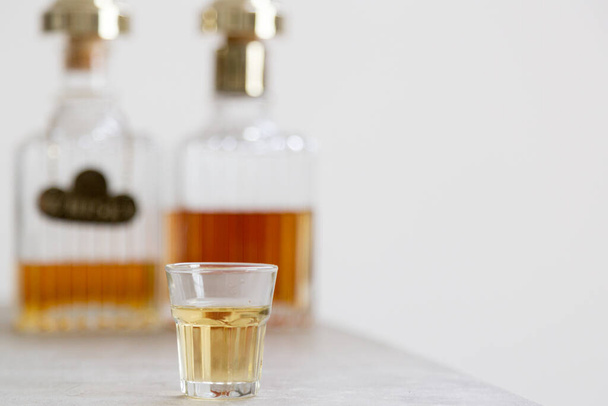 Alkoholické lihoviny a nápoje koncept pozadí, s kopírovacím prostorem - Fotografie, Obrázek