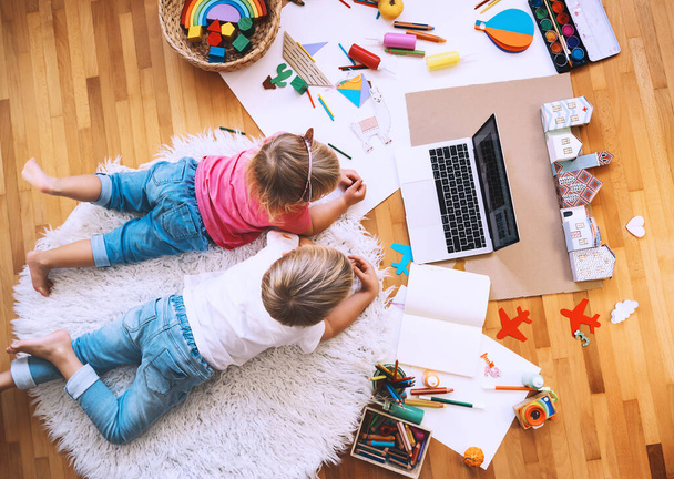 Kids drawing and making crafts with online art classes at home. Children using laptop to distance online education. Background for preschool, kindergarten or family daycare. Childcare and technology. - Foto, imagen