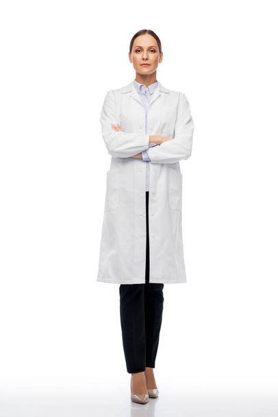 női orvos vagy tudós fehér köpenyben - Fotó, kép