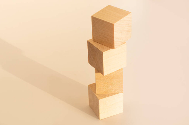 Cubes de jouets en bois sur un fond clair. Concept d'entreprise et de design, Symbole de leadership - Photo, image