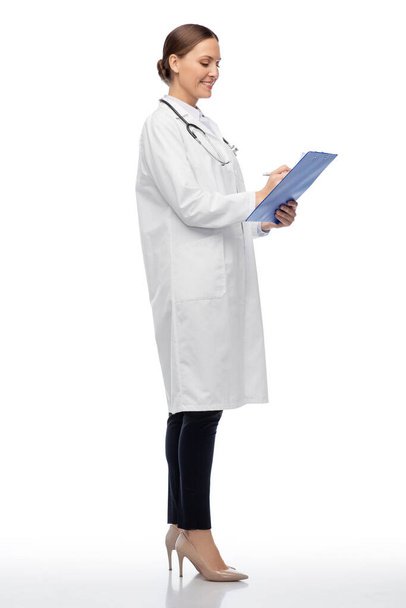 happy smiling female doctor with clipboard - Foto, Imagem