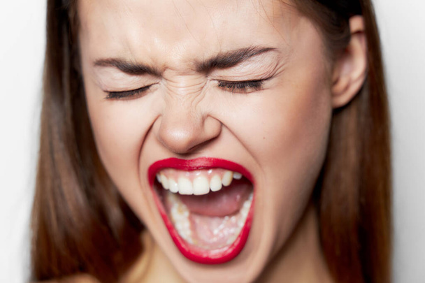 γυναίκα με ανοιχτό στόμα και κλειστά μάτια πρόσωπο closeup - Φωτογραφία, εικόνα