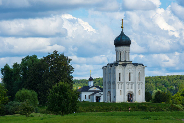 Bogolyubovo, Russia - August 12, 2020: Church of the Intercession on the Nerl - a historical UNESCO monument as part of the Golden Ring of Russia - Фото, зображення