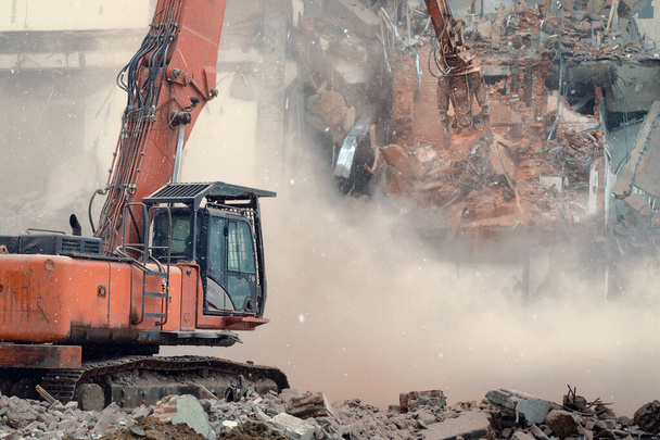 Excavadora demole un antiguo edificio con equipo especial - Foto, Imagen