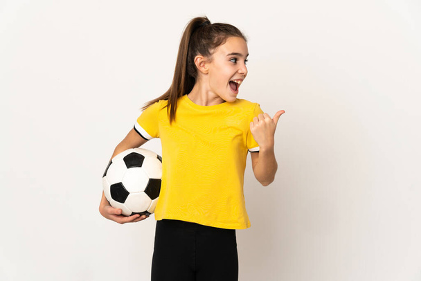 Mała dziewczynka piłkarz odizolowany na białym tle z zamiarem realizacji rozwiązania podczas podnoszenia palcem w górę - Zdjęcie, obraz