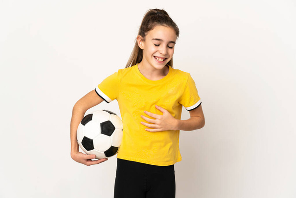Маленькая девочка футболист изолирован на белом фоне улыбается много - Фото, изображение