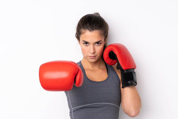 Nastolatek Brazylijski sport dziewczyna na izolowanym białym tle z rękawic bokserskich - Zdjęcie, obraz