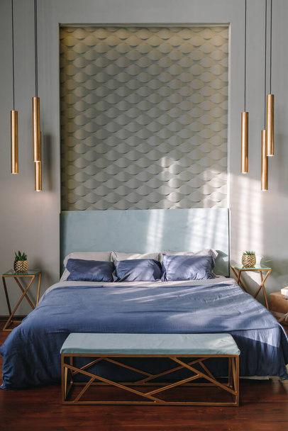 Rikas huone. Lumoava, tyylikäs barokki unelma makuuhuone sisustus. Turkoosi, sininen väri, ei ihmisiä. Kylpytakit sängyllä, tyynyt - Valokuva, kuva