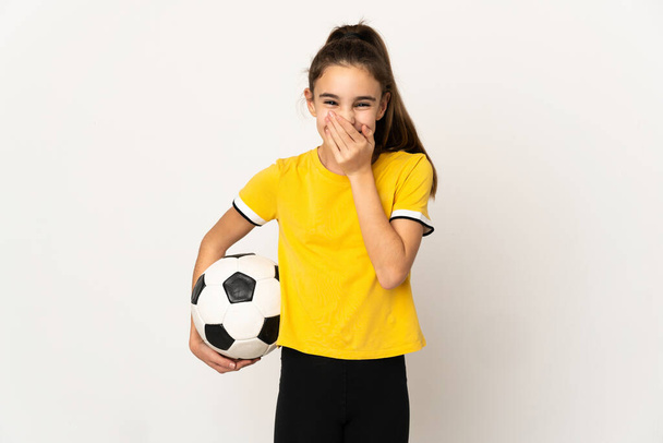 Pouco jogador de futebol menina isolado no fundo branco feliz e sorrindo boca de cobertura com a mão - Foto, Imagem