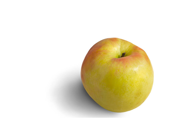 Tuoreet hedelmät: suuri kypsä omena eristetty valkoisella taustalla. Etunäkymä, kopioi tila - Valokuva, kuva