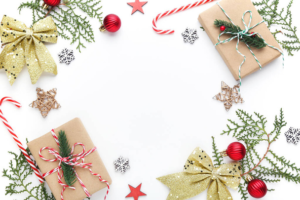 Joulukoristeet lahjapakkaukset valkoisella taustalla - Valokuva, kuva