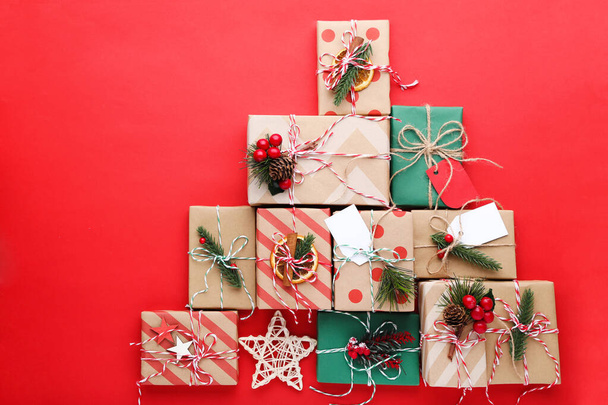 Gift boxes with ornaments on red background - Foto, afbeelding