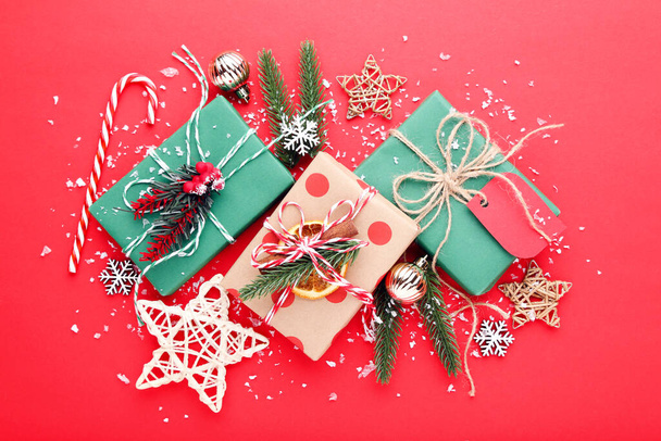 Cajas de regalo con adornos sobre fondo rojo - Foto, imagen