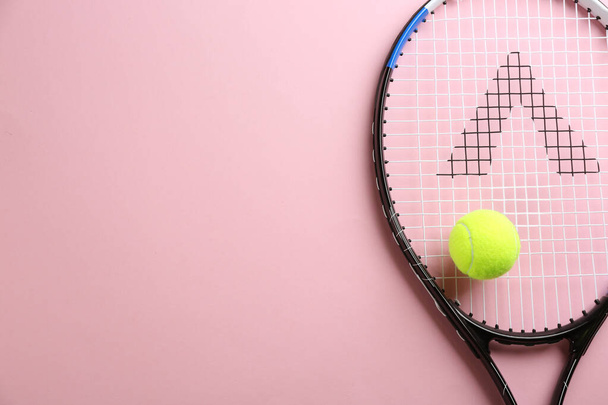 Tennis racket and ball on pink background, top view. Space for text - Foto, Bild