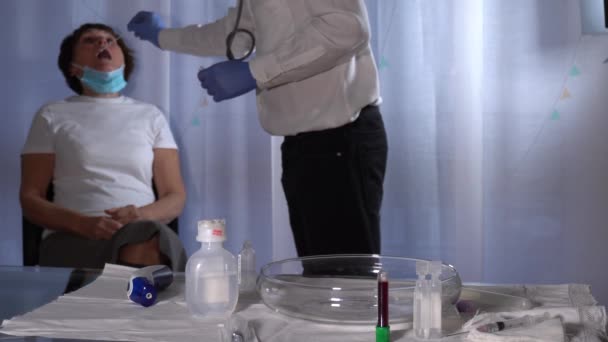 Ευρώπη, Ιταλία, Μιλάνο - Ο γιατρός επισκέπτεται και κάνει το εμβόλιο και το δείγμα δοκιμής σε ηλικιωμένη κυρία κατά τη διάρκεια της καραντίνας Covid-19 Coronavirus κλείδωμα στο σπίτι - επίσκεψη στο σπίτι του ασθενούς - Πλάνα, βίντεο