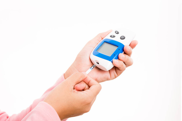 zbliżenie ręce kobieta pomiar poziomu glukozy test sprawdzanie na palcu przez glukometer ona monitoruje i kontroluje wysoki poziom cukru we krwi cukrzycy i glikemicznej opieki zdrowotnej koncepcji izolowane na białym tle - Zdjęcie, obraz