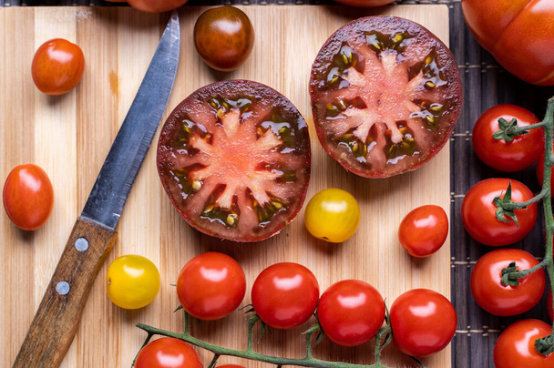 A top view of different varieties of tomatoes - Φωτογραφία, εικόνα