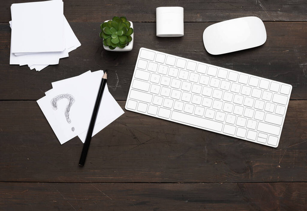 wit draadloos toetsenbord en muis op een houten tafel, bovenaanzicht, werkplaats - Foto, afbeelding