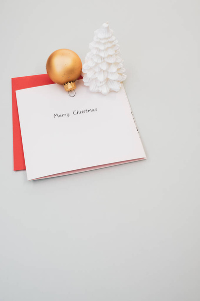 A closeup shot of Christmas wishing cards on the table - Foto, Imagem