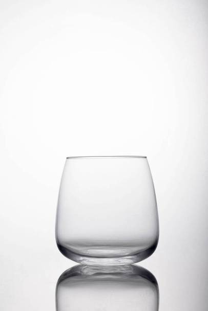 A vertical shot of glass for water on a reflecting surface - Foto, Imagem
